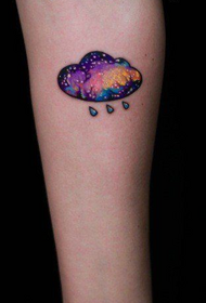 een dromerig gekleurd zwart wolk tattoo-patroon