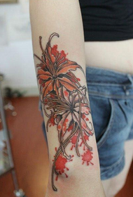 braccio bellissimo bellissimo tatuaggio a fiori incrociati