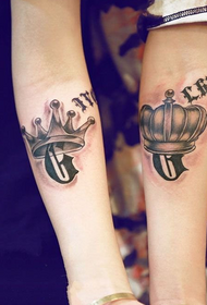 Paar Persönlichkeit Krone Arm Tattoo