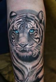 Tatuaggio di tigre sul braccio del potente prepotente