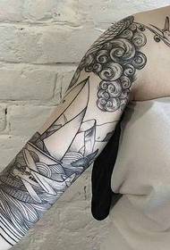Moda classica di vari tatuaggi sul braccio