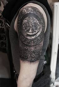 Мъжка ръка творчески черно сив тотем татуировка модел