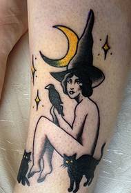 Ragana uz rokas trīs mājdzīvnieku tetovējumi
