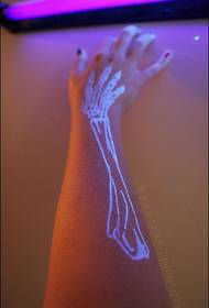 флуоресцентен модел на хладна кост на ръката