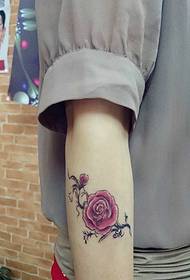 temperamento diosa brazo rosa flor roja tatuaje fresco y hermoso