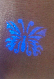 gražus fluorescencinis drugelio tatuiruotės modelis ant alkūnės