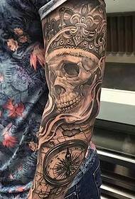Bracciale e orologio combinati con tatuaggio personalizzato