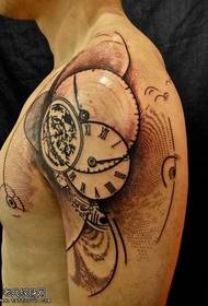腕のリアルな懐中時計のタトゥーパターン