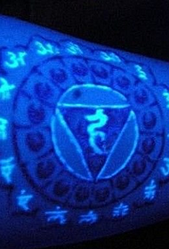 patrón de tatuaje tótem fluorescente persoal