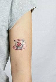 手臂上清新可愛的小茶杯紋身