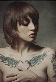 လမ်းကြောင်းမိန်းကလေး clavicle အတောင်ပံတက်တူး