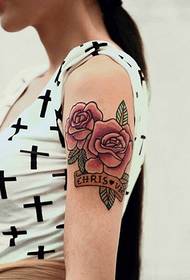 model de tatuaj trandafir de culoare braț
