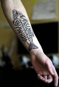 skaists zivju kaulu tetovējums uz rokas 18496 - jauks, mazs bišu tetovējums uz rokas