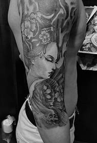 en totem-tatovering med en smuk kvinde på armen