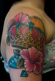 Lengan wanita hanya pola tato mahkota warna yang indah