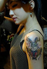 tatuaż królika na pięknym ramieniu
