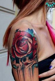 djevojka akvarelna tetovaža na desnom ramenu djevojke