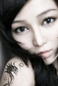 Modello di tatuaggio ragazza ippocampo