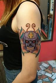 női kar koponya pillangó tetoválás