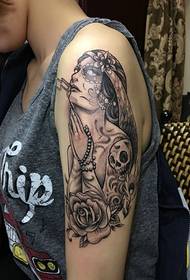 rankos juodos pilkos grožio portreto tatuiruotės tatuiruotė