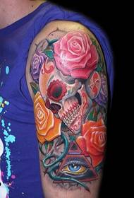 Rokas krāsas galvaskauss Rožu dieva acu tetovējums