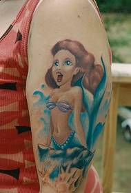 tatuaj de sirena colorat frumos pe brațul mare