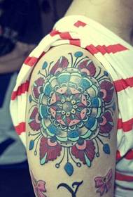 grožio rankos gėlių totemo tatuiruotė
