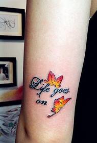 Angleščina z javorjevim listom lepa tatoo na roki