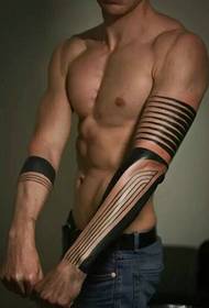 un tatuaggio totem braccio molto classico