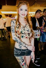 neseniai labai populiarus Malaizijos grožio tatuiruočių meistras