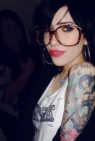 moda ayol qo'l tatuirovkasi