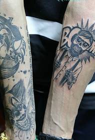 tatuaggio del totem del braccio preferito degli amici di base