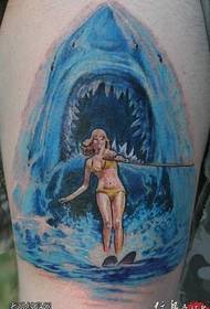 Shark Blue Modello di bellezza sexy tatuaggio nella bocca di colore
