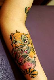krah ka një tatuazh të lezetshëm shumë të vogël për tigrin