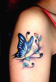 女手臂蝴蝶和花朵紋身