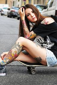 мода убавина нозе симпатична цртана тетоважа