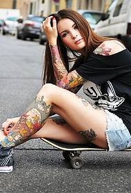 modna lepota noge luštna risanka tatoo