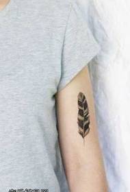 braç patró de tatuatge de plomes petites