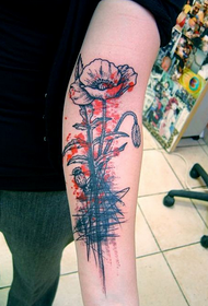 atractivo tatuaje abstracto de flores en el brazo