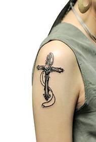 Личност Крст на главата на тетоважата со голема рака