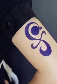 Один шматок татуювання Намі на руці