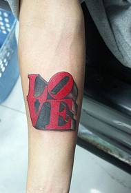 手臂英文字母LOVE紋身