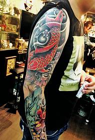 Tatuaj colorat cu braț de calamar