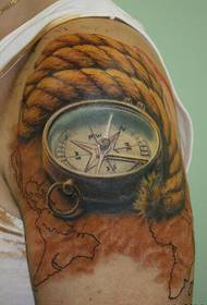 realistyczny tatuaż kompasu na dużej ręce