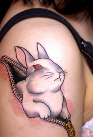 жена рамо с цип татуировка със зайци с червени очи