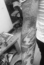 braç sobre un clàssic tatuatge de calamar blanc i negre