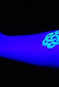 fényes fluoreszkáló tetoválás a karon