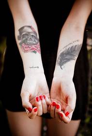 czaszka pióro dziewczyna ramię i róża tatuaż