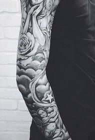 skønhed portræt arm tatovering er meget vild