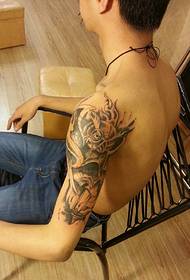 il corpo debole non riesce a smettere di tatuarsi il tatuaggio sul braccio